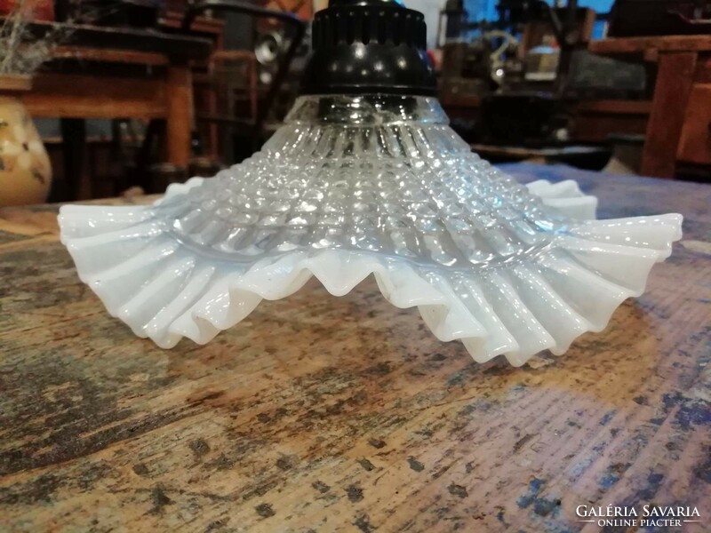 Opálos 20. század elejei mennyezeti lámpa, fodros szélű üveglámpa, eredeti foglalattal