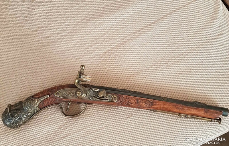 Decorative pistol