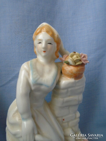 Finoman kidolgozott német porcelán hölgy figura, hibátlan vitrin állapotban