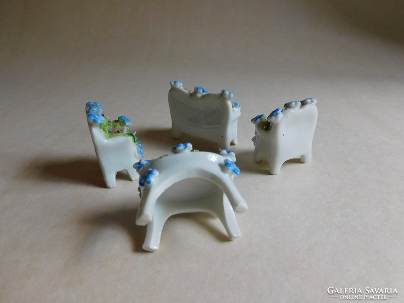 Miniatűr porcelán bútorok