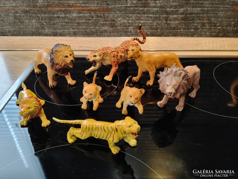 Toy plastic lions