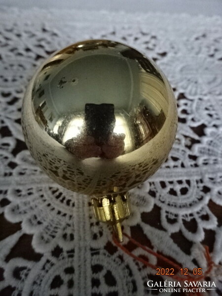 Karácsonyi üveggömb, arany színű, átmérője 4,5 cm. Vanneki!