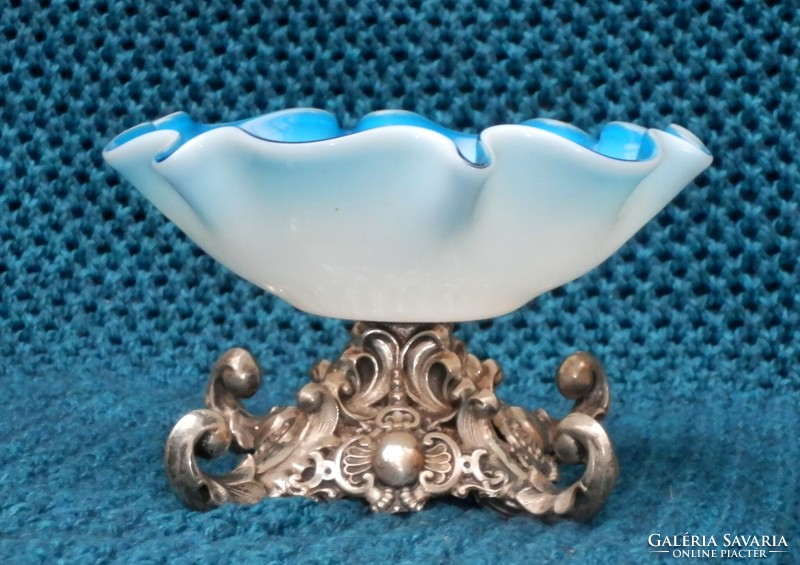 Silver neo baroque offering with gradient glass