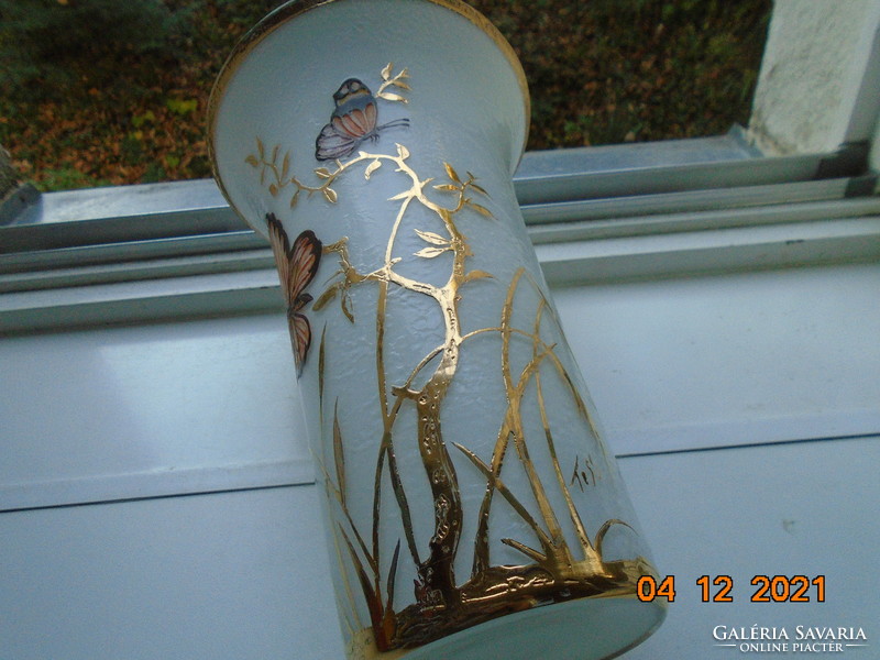 Kézzel festett TESS szignós rétegelt opál üveg váza pillangó és lap aranyozott növény mintával