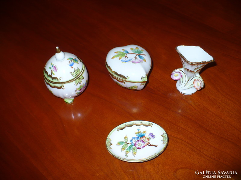 4 pieces of Herend porcelain with a Victorian pattern