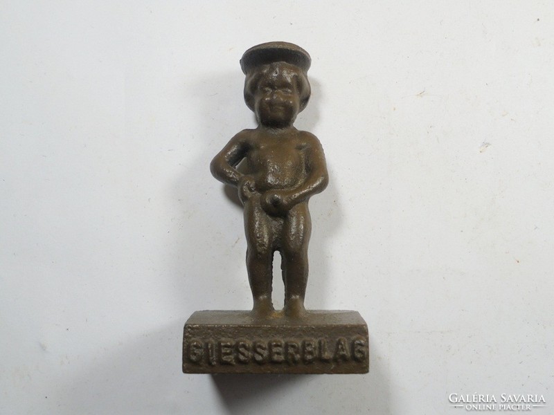 Bruxelles Giesserblag Giesser öntöde - Belga gyártmány- pisilő kisfiú vas,fém szobor-magasság: 9 cm