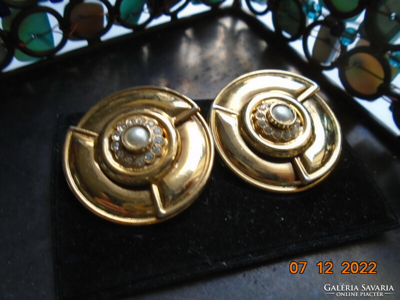 Spectacular, interesting, dynamic spatial shape, strass, pearl gold-plated marked clip