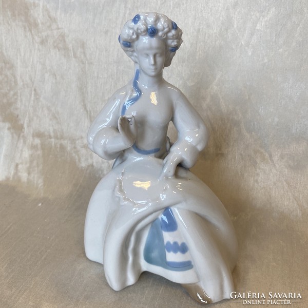 Porcelán hímző nő
