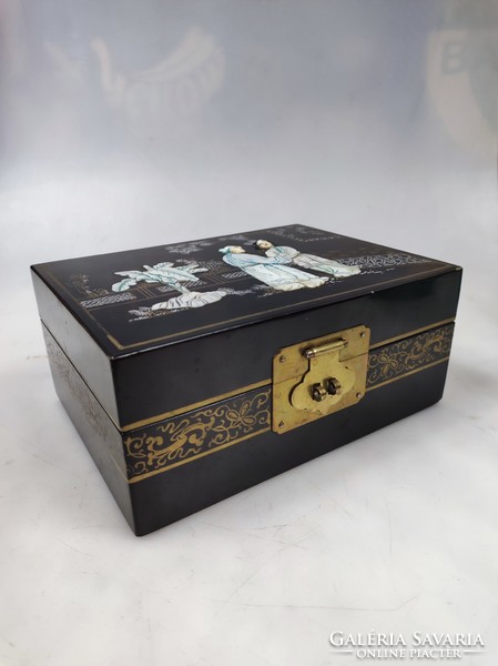 Régi kínai ékszeres doboz gyöngyház díszítéssel almazöld belső béléssel