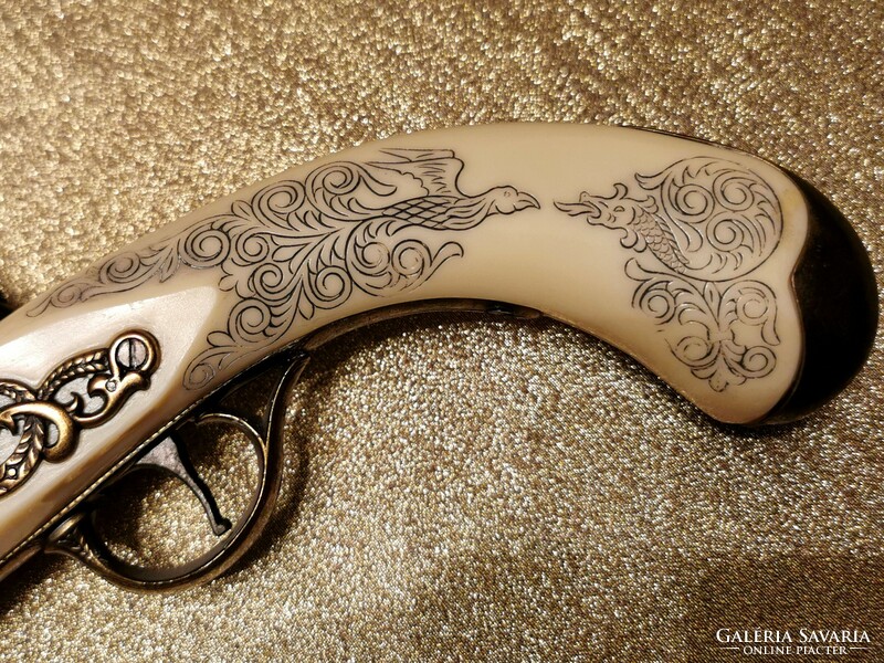 Decorative flint pistol with an oriental, Asian pattern