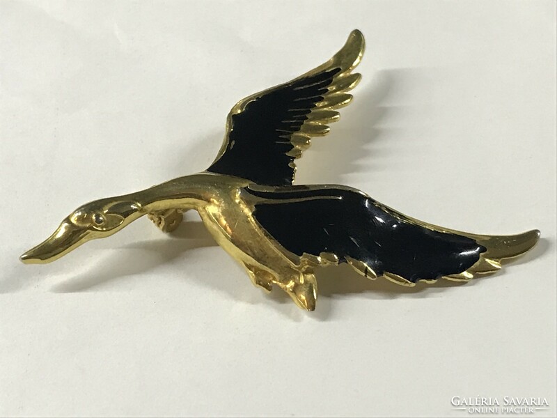 Swan-shaped brooch with black enamel, 6.5 x 4 cm