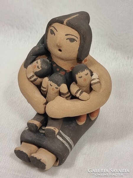 Usa - indian felicia l jemez ceramic, painted figure, mother with her children. Around 1970.