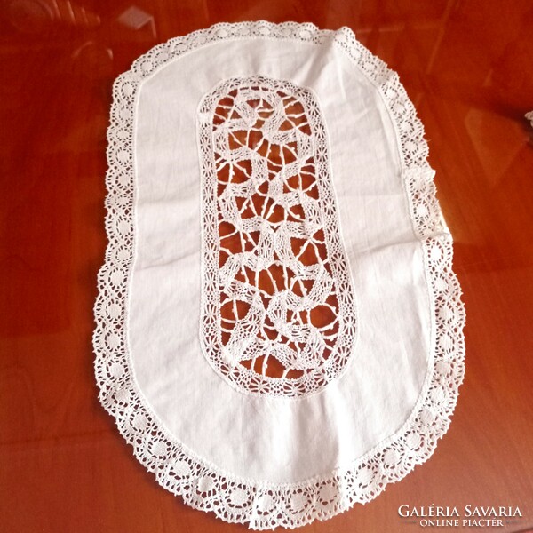 Table cloth with lace decoration, 44, x 25 cm