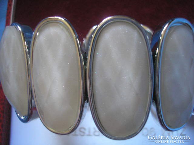 Moonstone colored 10-member or pearl ornate rare bracelet plated with special soul tuner