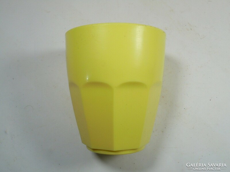 Retro régi sárga műanyag fogmosó pohár 1970-es évekből