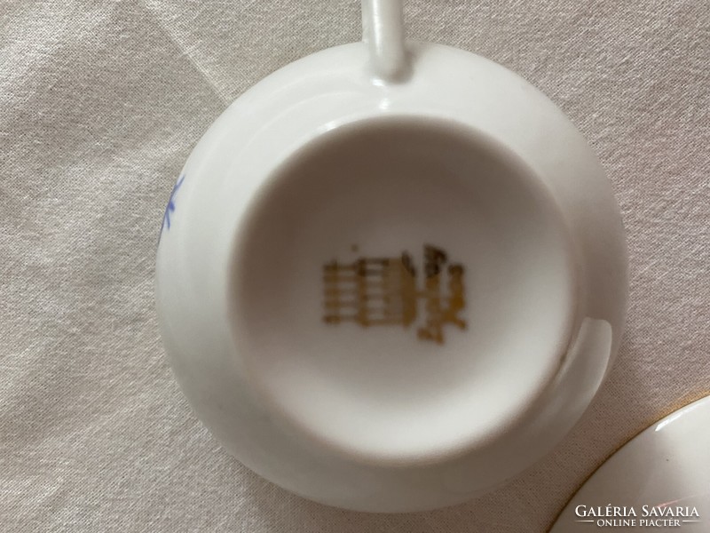 Zsolnay porcelán kávés csészék-aljukkal, öttorony jelzéssel.