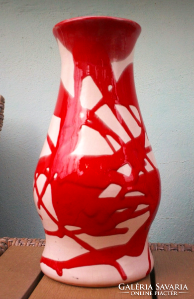 Vérvörös folyatott mázas jelzett kerámia váza