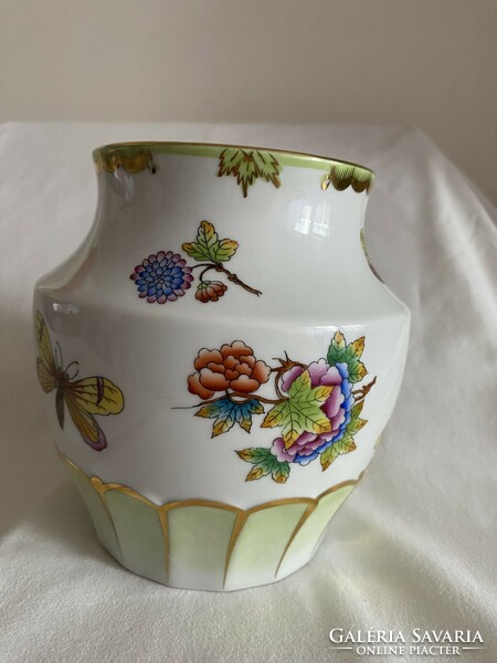 Herend porcelain vase with Victoria pattern, stamped.