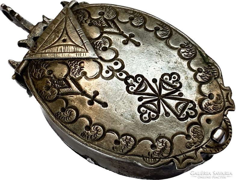 18.századi amulett-tartó, ezüst ötvözet.