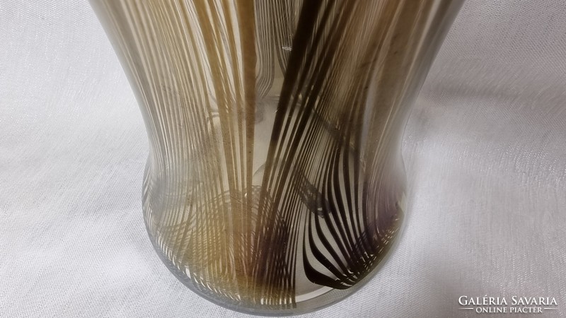 Különleges mintázatú vastagfalú üveg váza, XX.szd második fele, gravírozott signós.Vélhetően cseh üv