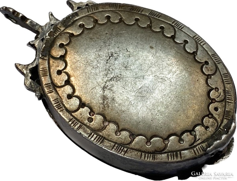 18.századi amulett-tartó, ezüst ötvözet.