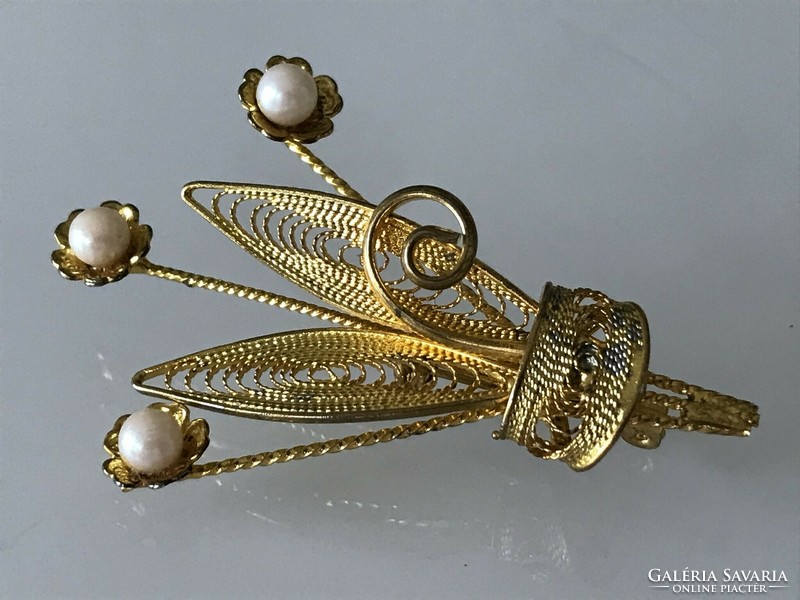 A floral, chiseled brooch decorated with pearls, 6 x 4 cm