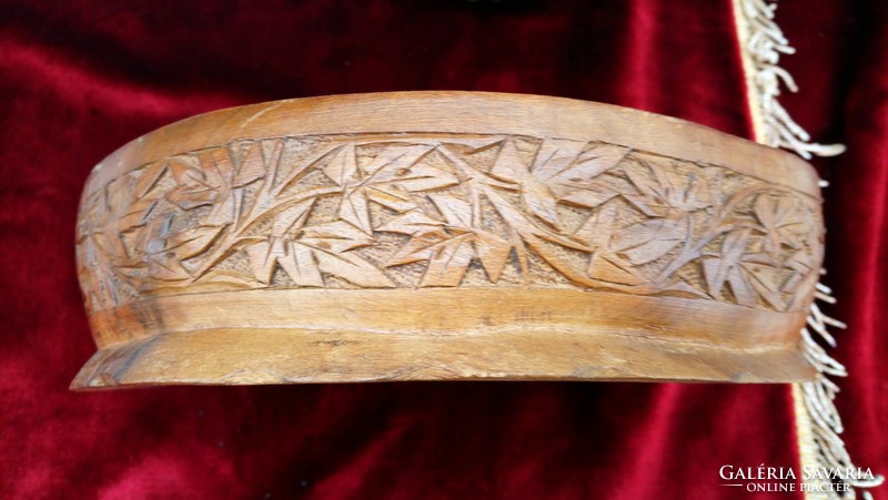 Wooden centerpiece decorated with old carvings, hazelnuts, almonds, etc ... Offer - 7 500 ft