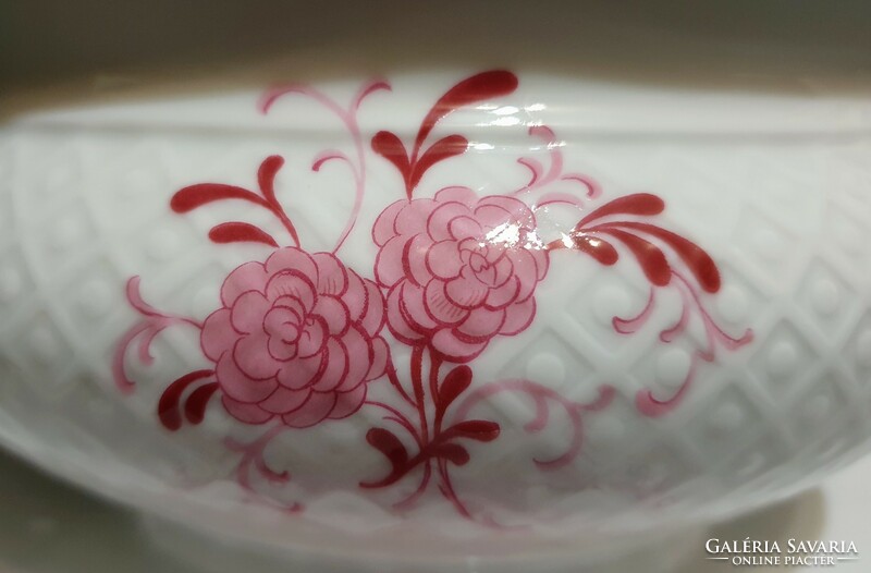 Porcelain sauce pot with flower pattern