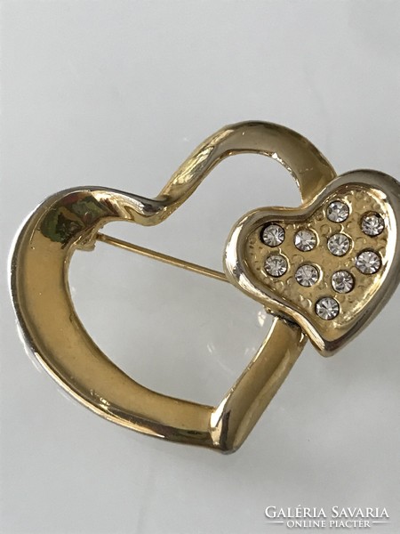 Heart-shaped gold-plated brooch with sparkling crystals, 4.5 x 3.5 cm