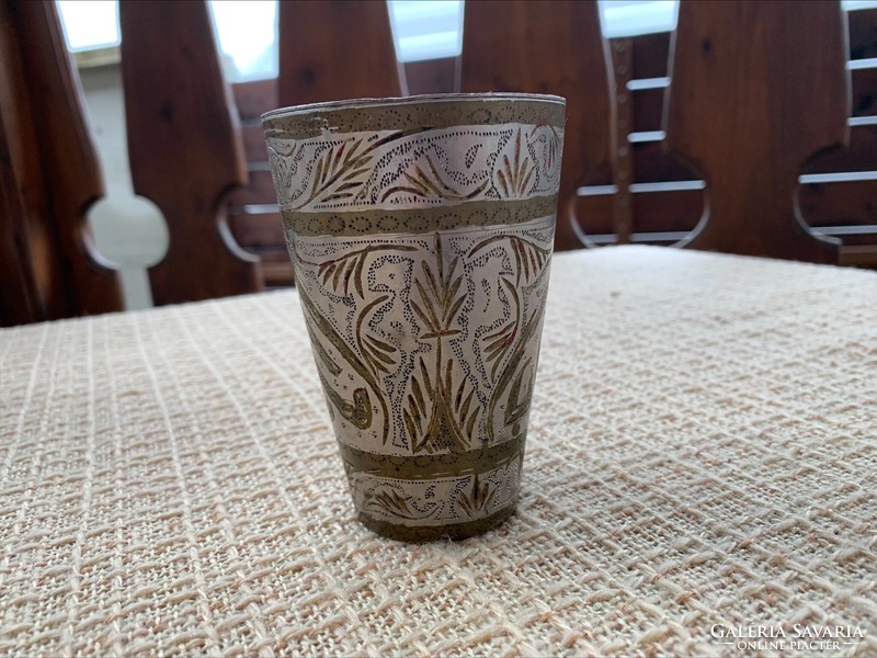 Régi indiai kézműves réz pohár aprólékos dúsan díszített vésett mintával