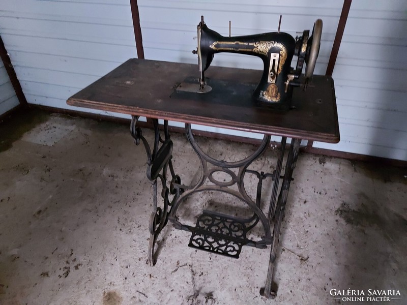 TEGYEN RÁ EGY AJÁNLATOT! Antik varrógép+kis asztal. Öntöttvas lábakkal - 358