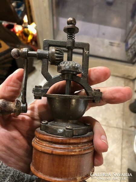 Szazadelej pepper grinder, made of metal, wood, working, 17 cm.