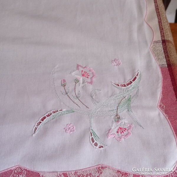 Embroidered tablecloth 80 x 80 cm