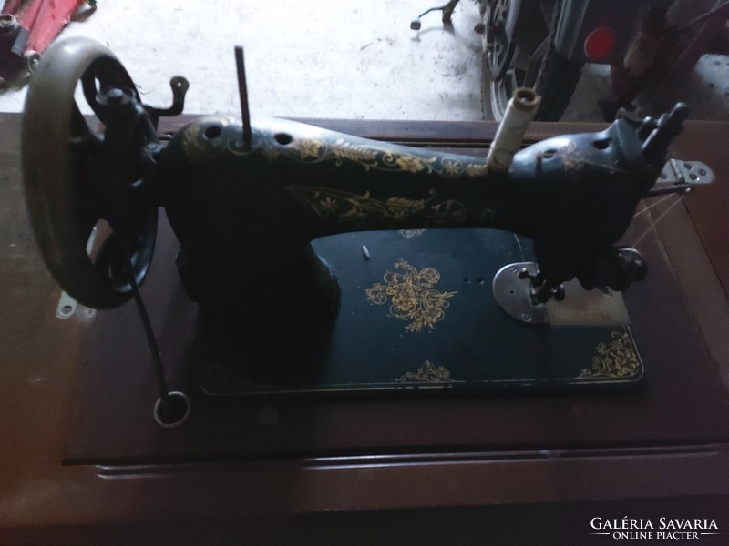 TEGYEN RÁ EGY AJÁNLATOT! Antik fiókos elrejthetős OSSA márkájú varrógép. Öntöttvas lábakkal - 357