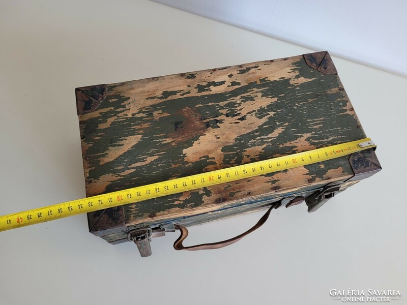 Régi katonai sarokvasalatos bőr fogantyús fa láda táska bőrönd