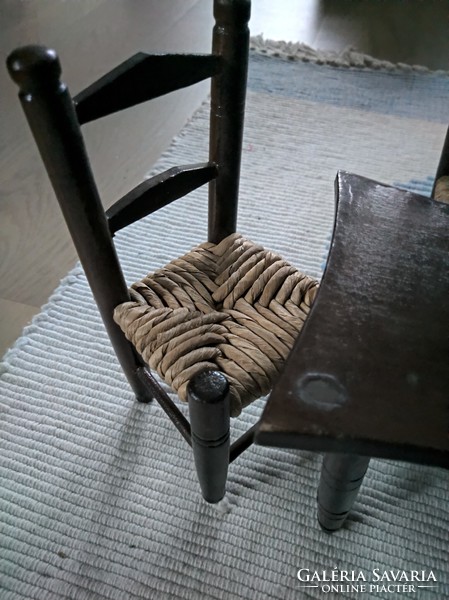 Babaházi fonott székek, szögletes asztallal