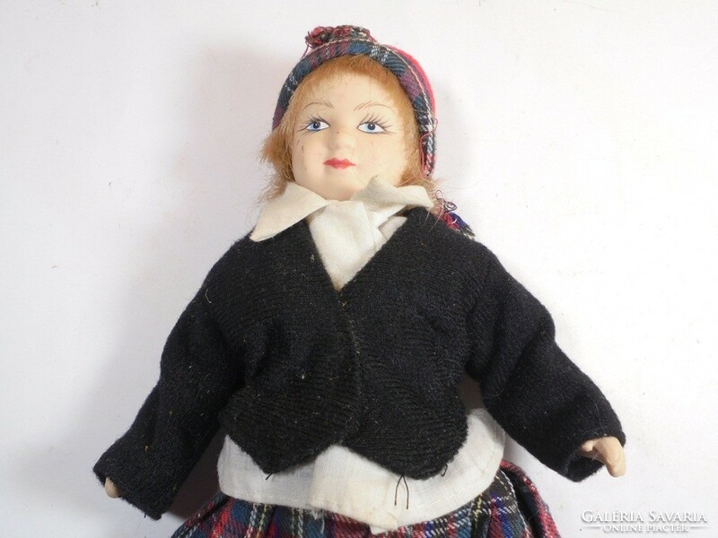 Retro Vintage régi játék porcelán baba népviseletben - Skót kockás viseletben- magasság: 22 cm