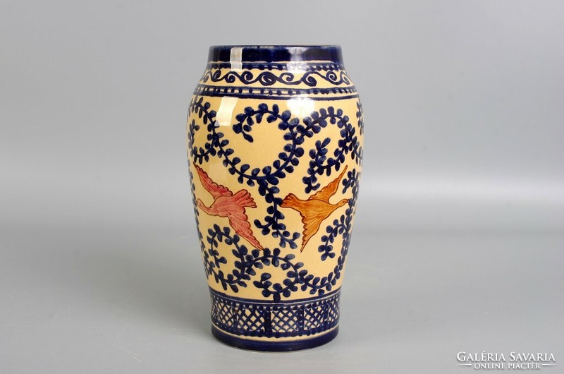 Kispest granite bird vase