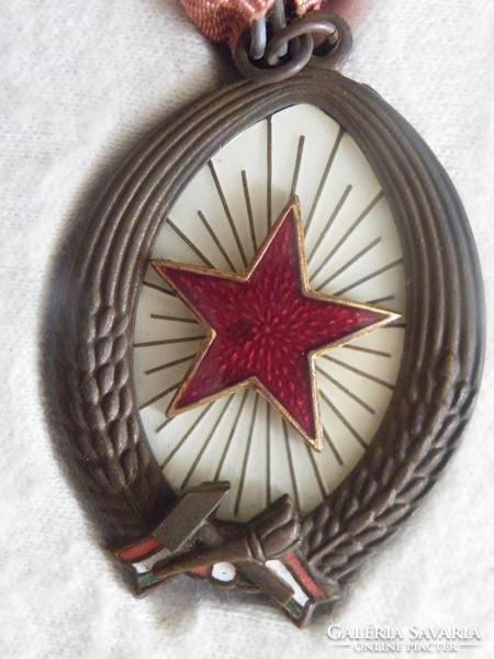 A Munka Érdemrend bronz fokozata kitüntetés dobozában, igazolvánnyal, kiadva 1975. április 4.- én