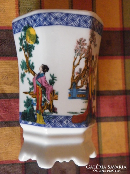 Kínai jelzett porcelán 6 szögletű, festett jelenetes kis váza, kaspó