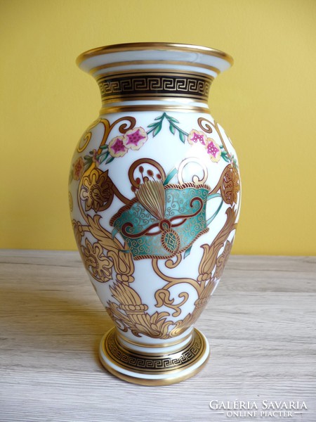 Porcelain vase for lips