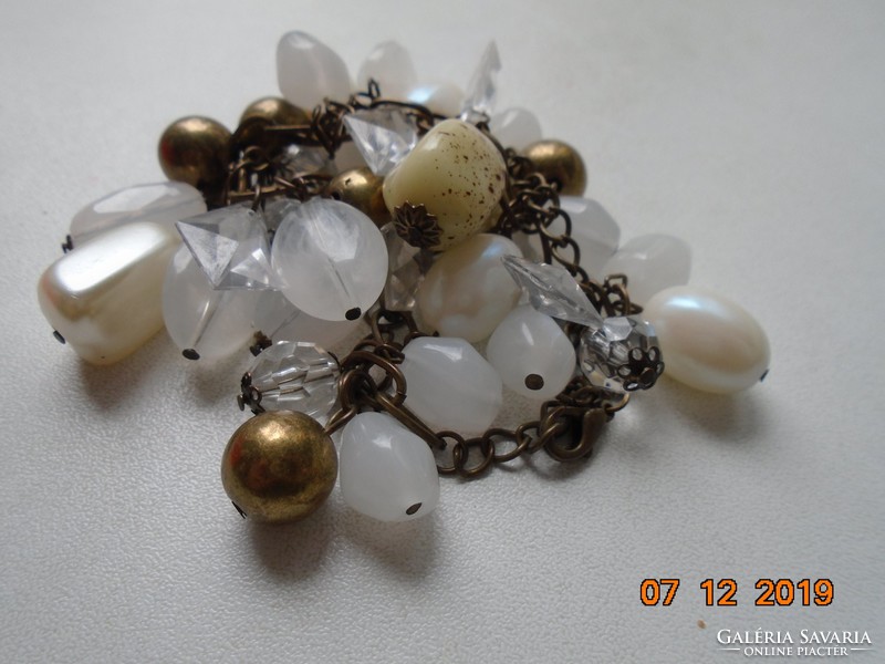 Bracelet with pendants in mineral, glass and gold color