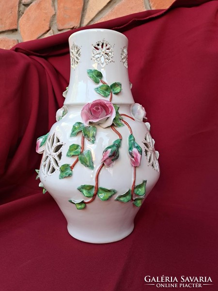 Gyönyörű porcelán rózsás váza rózsa