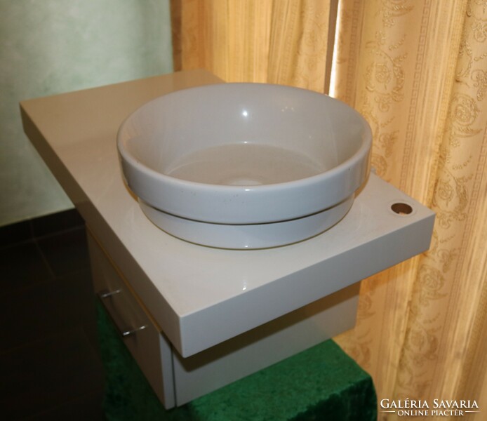 Noralex magasfényű hófehér  fürdőszobai mosdószekrény lappal mosóval 1/3 áron eladó
