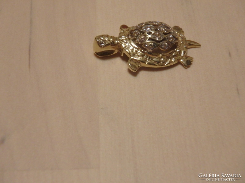 14K bikolor arany teknős medál cirkóniával.
