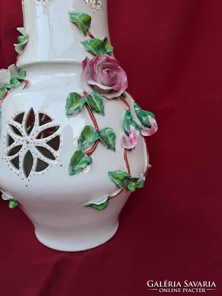 Gyönyörű porcelán rózsás váza rózsa