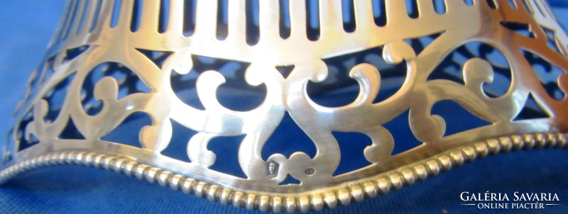 Régi ezüst kosár áttört mintázattal, jelzett 123,8 gr.Hossza 15.8 cm,10,7 cm széles,5,3 cm magas