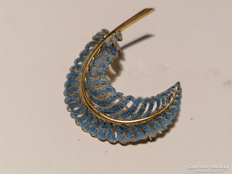 Feather brooch (595)