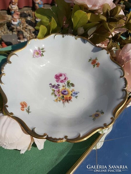 Gyönyörű porcelán asztalközép kínáló virágos