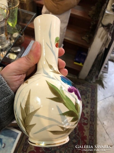 Szecessziós porcelán váza, 22-cm magasságú, jelzett, kézzel festett.